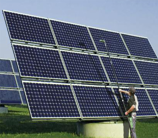 Pulire i pannelli solari senza acqua 
